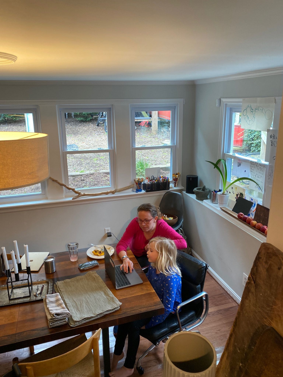 kelly booz helping her daughter in a zoom classroom